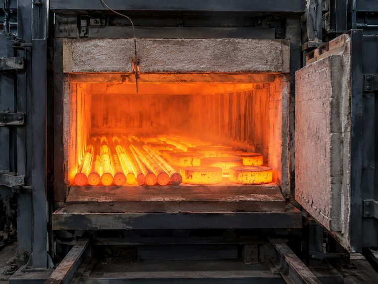 Heat treatment furnace with a glowing charge